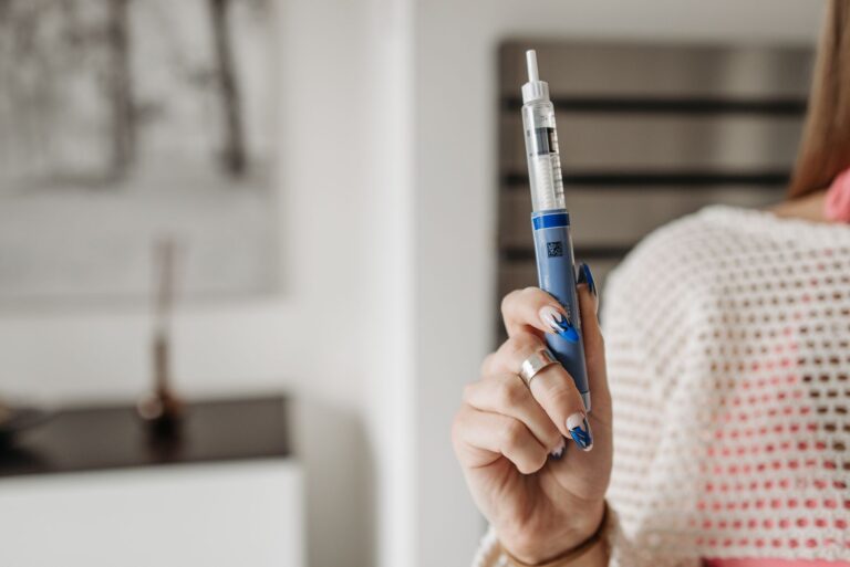 Patient holding an injection pen used for metabolic treatment
